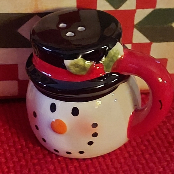 Snowmen Mug Style Salt & Pepper Shakers - Picture 9 of 10